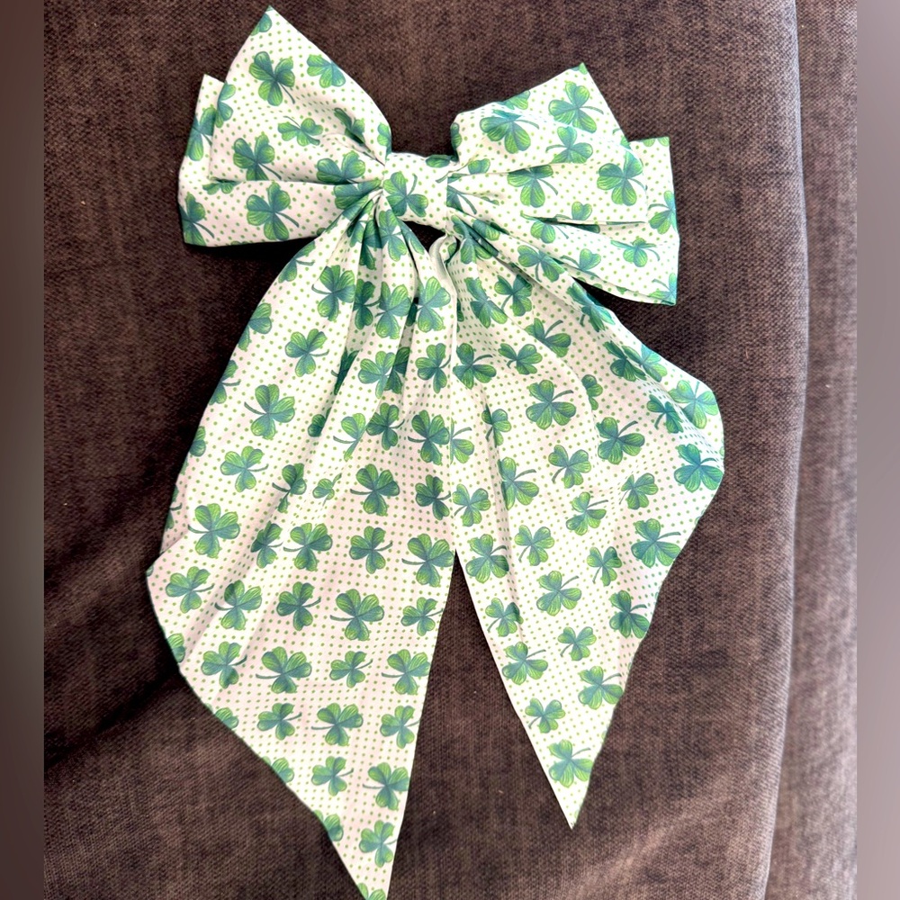 Clover and dots on white ribbon double bow on barrette
